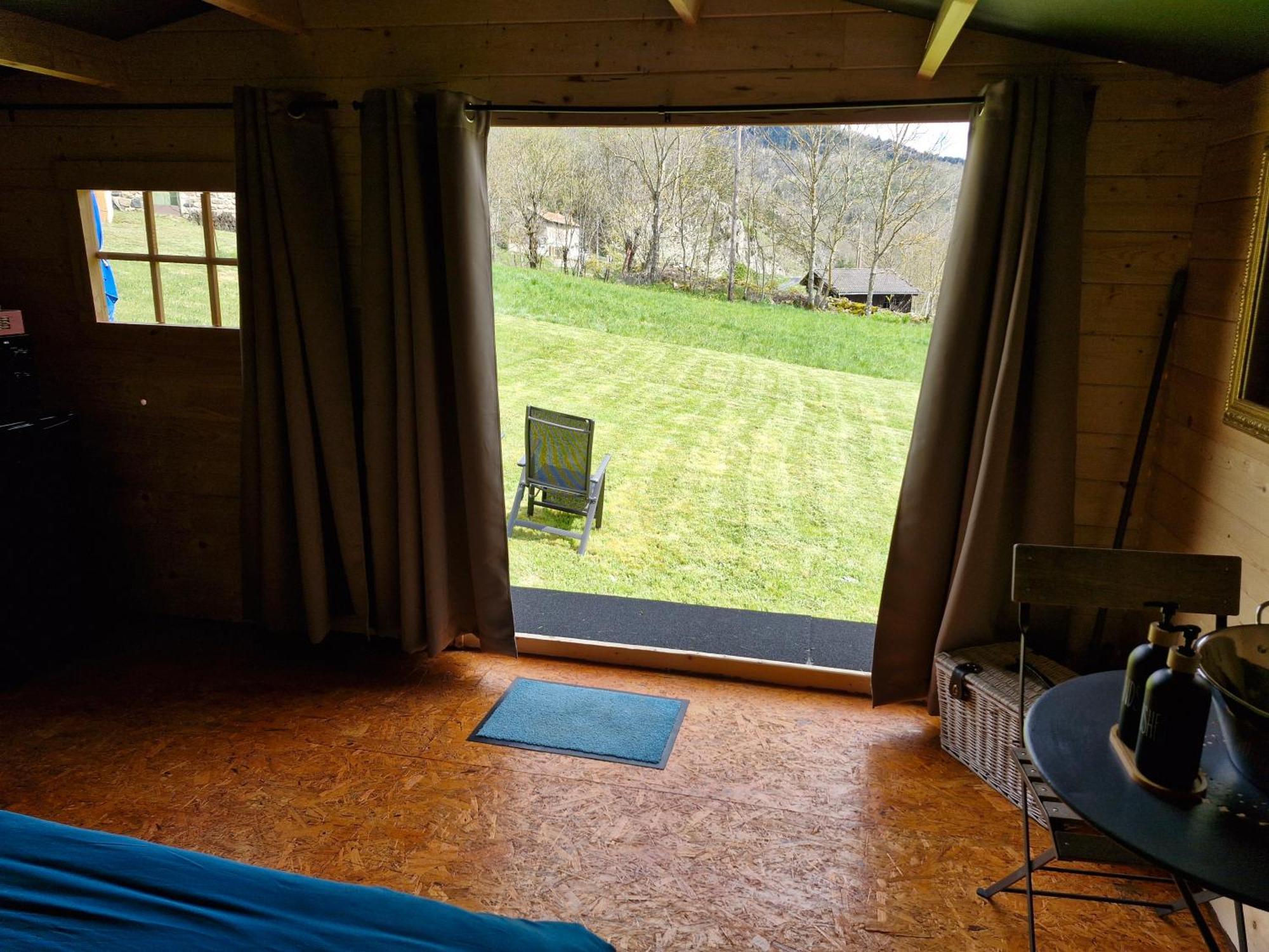 La Cabane Des Lucioles Saint-Julien-Boutieres Oda fotoğraf